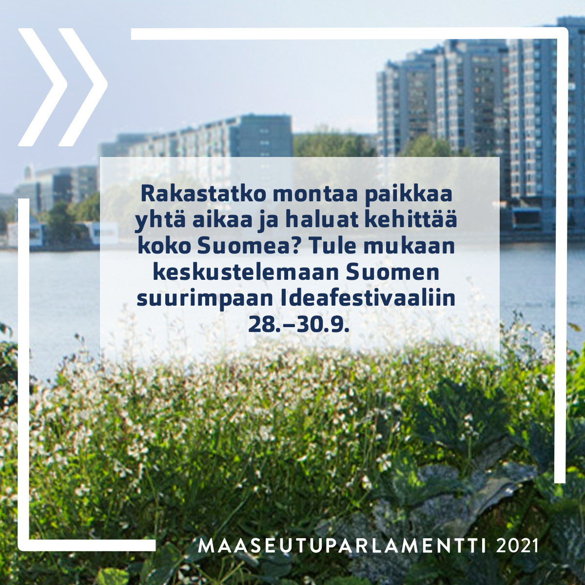 "Horisontissa kaupunkimaisema. Päällä tekstinä Rakastatko monta paikkaa yhtä aikaa ja haluat kehittää koko Suomea? Tule mukaan keskustelemaan Suomen suurimpaan ideafestivaaliin 28.-30.9."