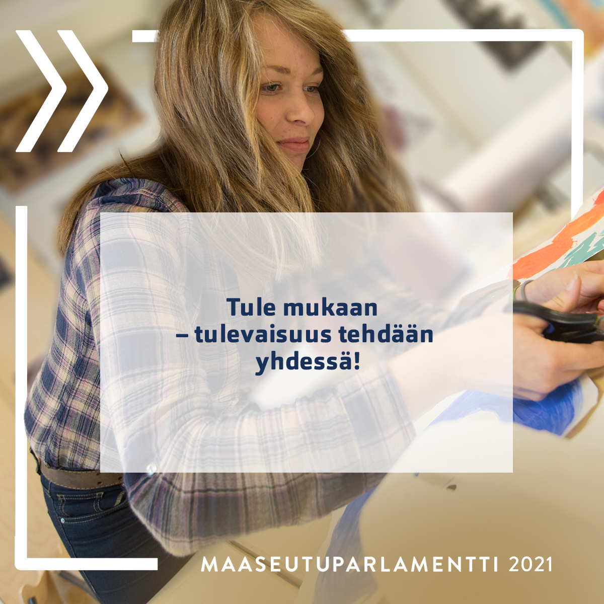 "Henkilö askartelemassa, päällä tekstinä Tule mukaan - tulevaisuus tehdään yhdessä!"