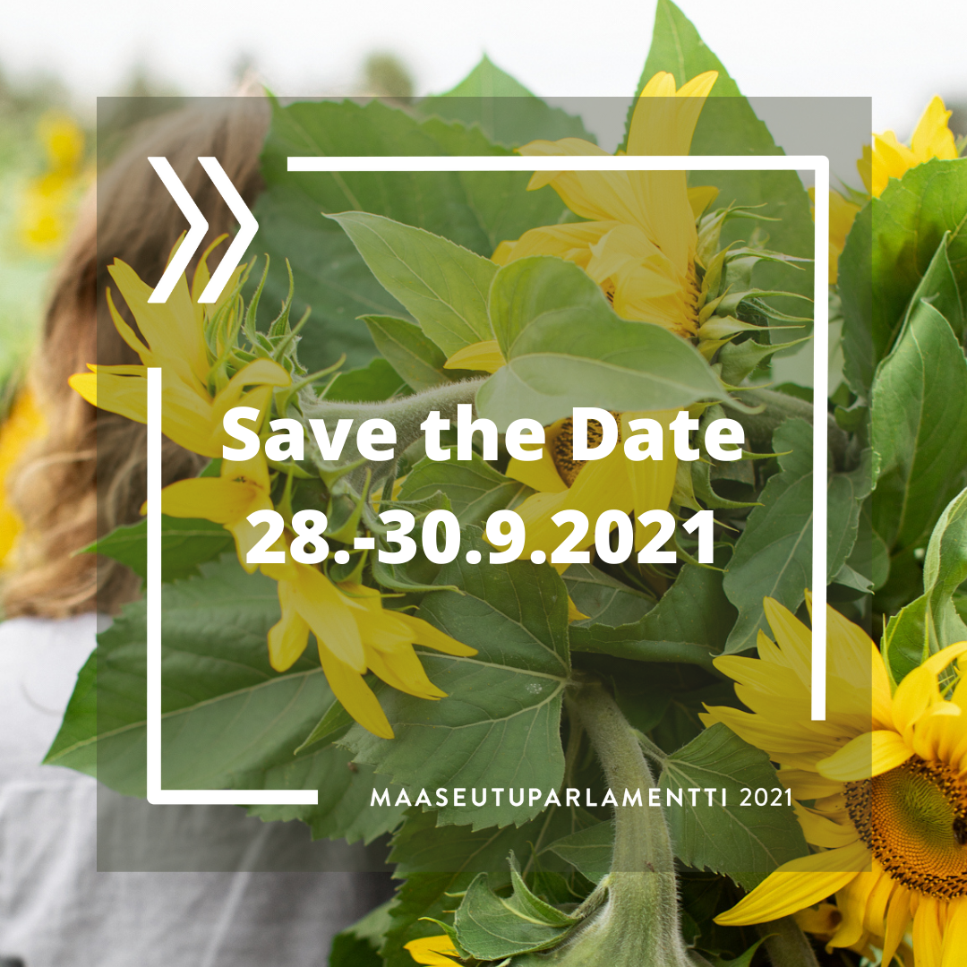 "Henkilö kantaa auringonkukkia olallaan. Päällä tekstinä Save the Date 28.-30.9.2021 Maaseutuparlamentti"